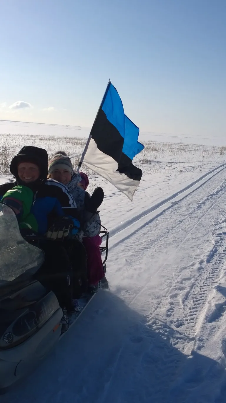 Ilkka Heinilä saatis lipuheiskamise asemel ülesvõtte sellest, kuidas tähistati Eesti Vabariigi juubelit merejääl.