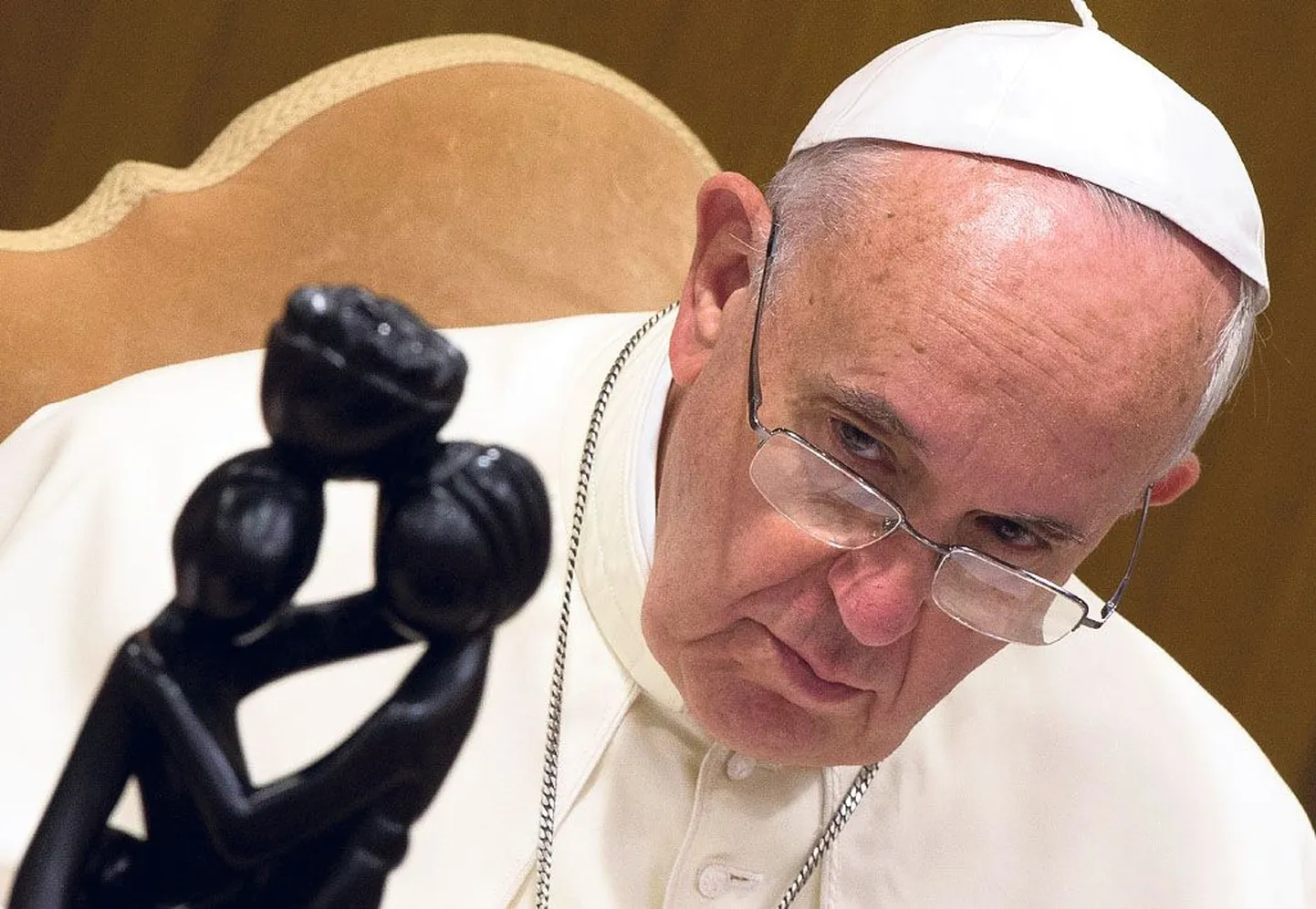 Paavst Franciscust häirivad kirikujuhid, kes astuvad vahel valusasse avalikku sõnavahetusse ja käsitlevad perekonnateemasid tagurlikest dogmadest lähtudes.