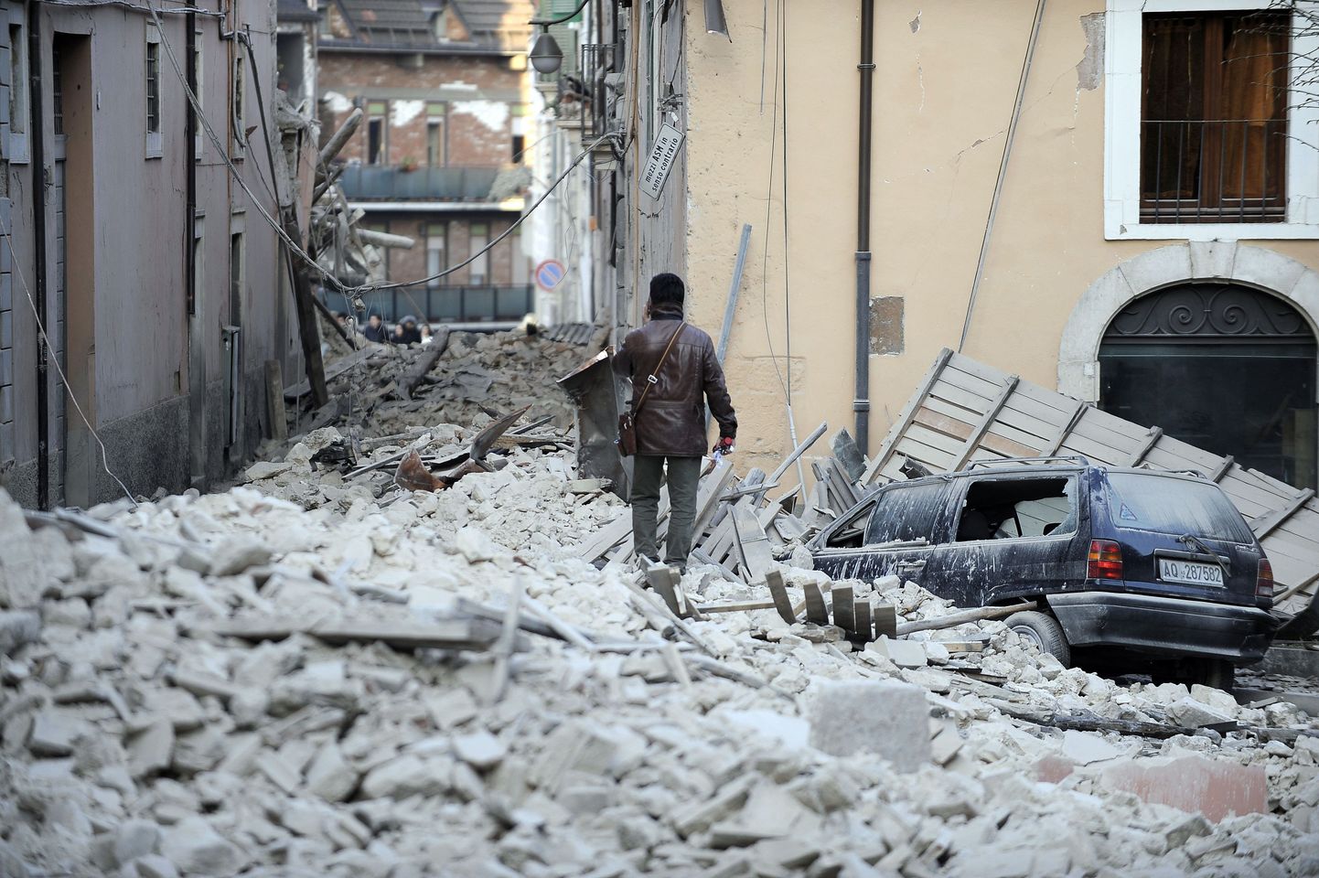 Mees jalutab Abruzzo pealinnas L'Aquilas, mis maavärina tõttu muutus osaliselt rusuhunnikuks.