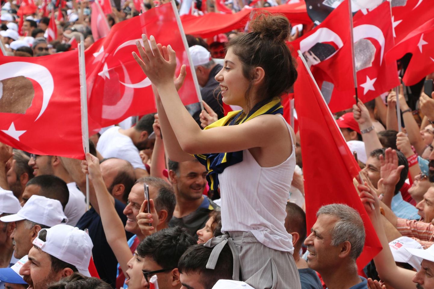 Valimiseelne meeleavaldus Istanbulis. FOTO: Hille Hanso