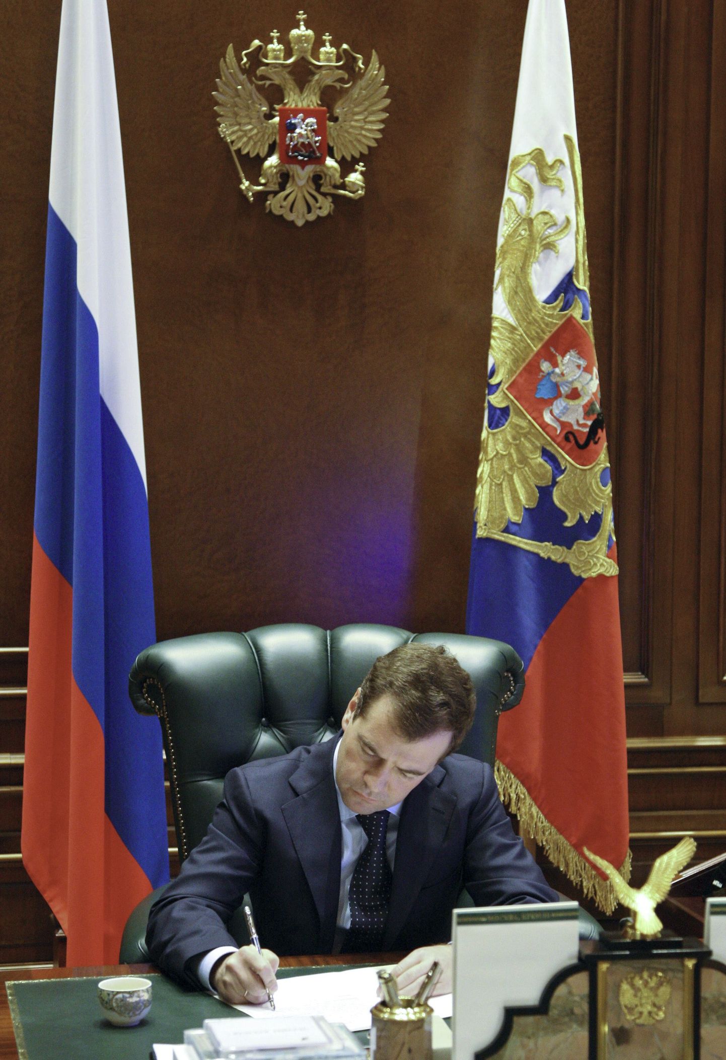 Vene Föderatsiooni president Dmitri Medvedev töölaua taga kirjutamas.