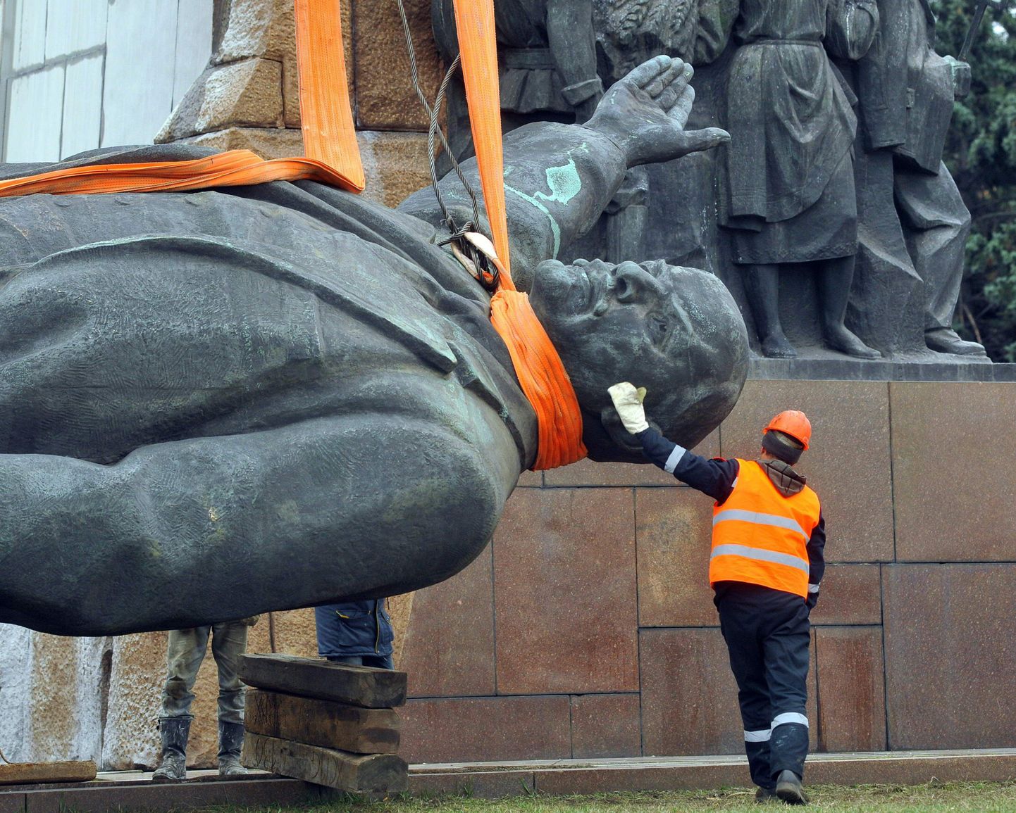 На Украине снесли самый большой в стране памятник Владимиру Ленину.