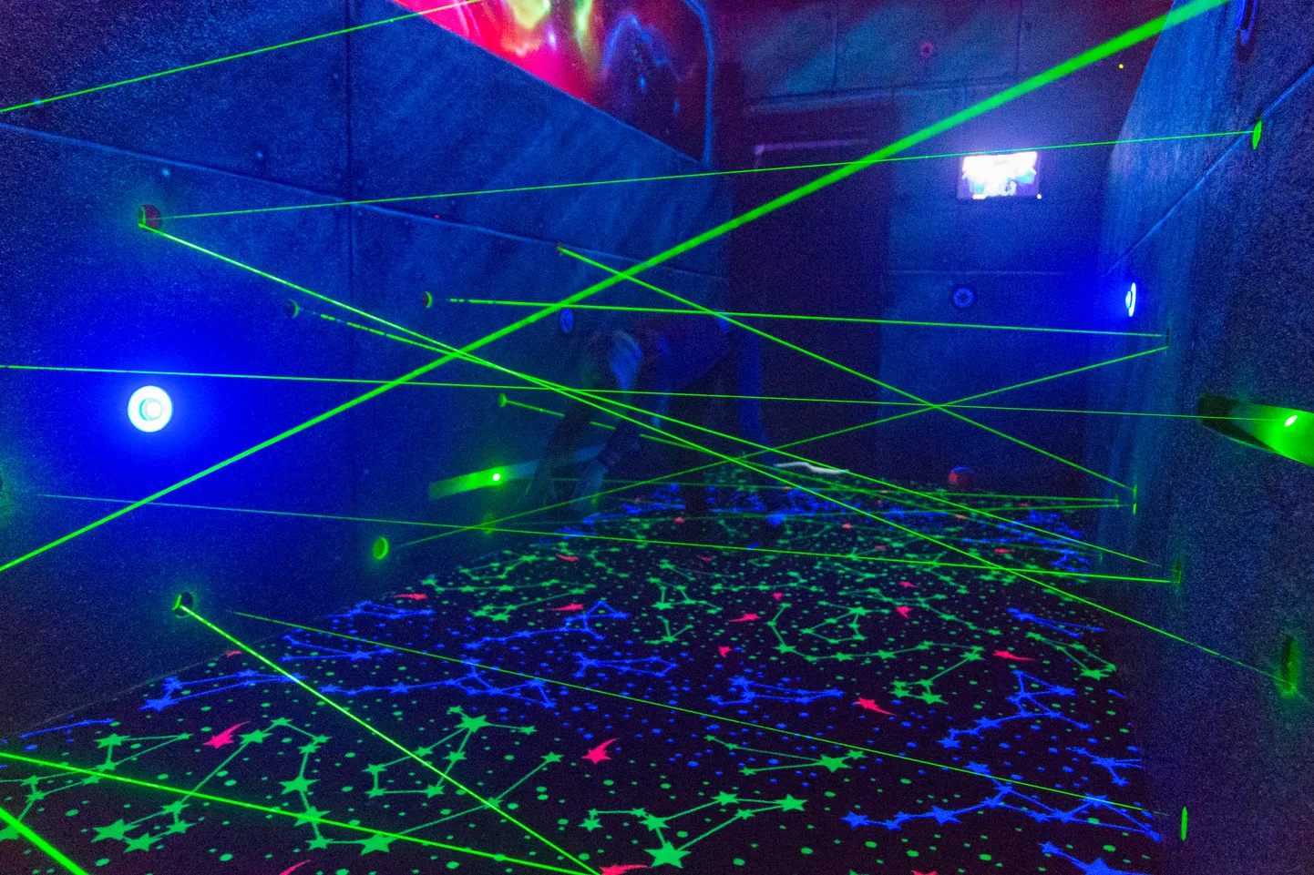 Spordi- ja meelelahutuskeskuse Lazerzone laserlabürindi läbimine on seiklus nii suurtele kui väikestele.