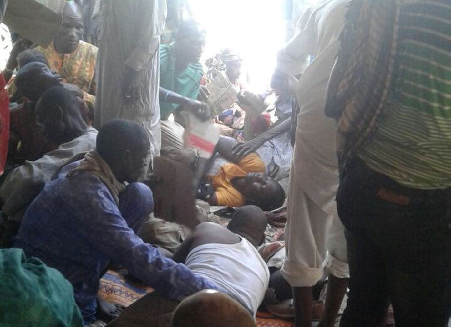 Vigastatud inimesed pärast õhurünnakut põgenikelaagrile Nigeerias.