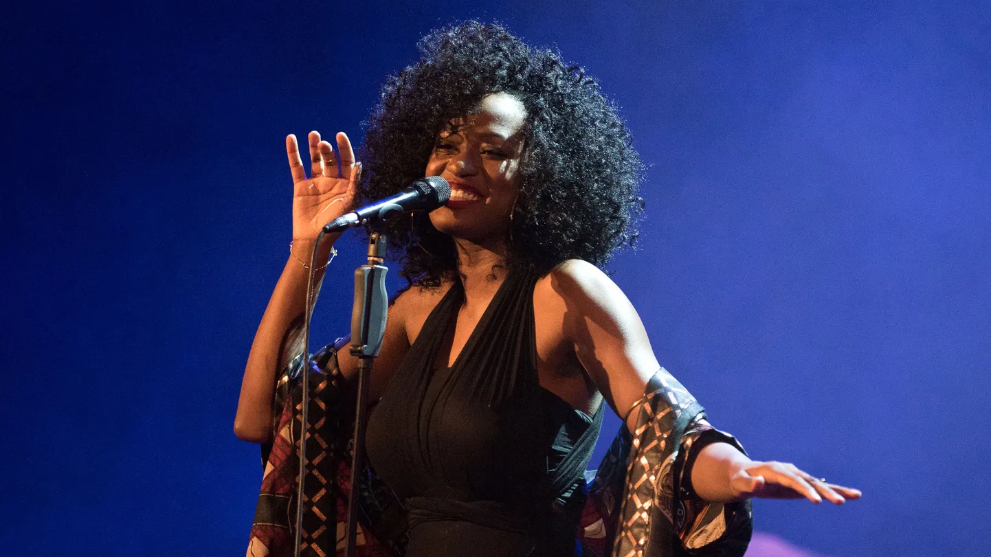 "Riga Jazz Stage 2017" uzvarētāja Šenela Džonsa (Shenel Johns), kura šogad jūlijā piedāvās īpašu Maestro Raimonda Paula dziesmu programmu festivālā "Rīgas ritmi".