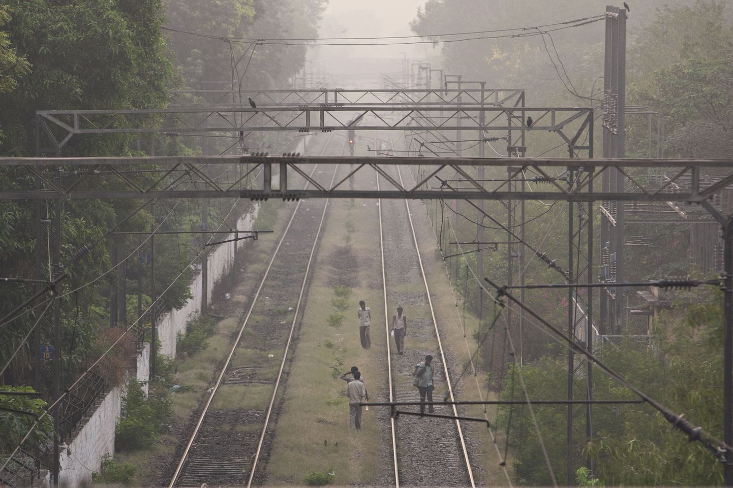 India jalakäijad raudteel.