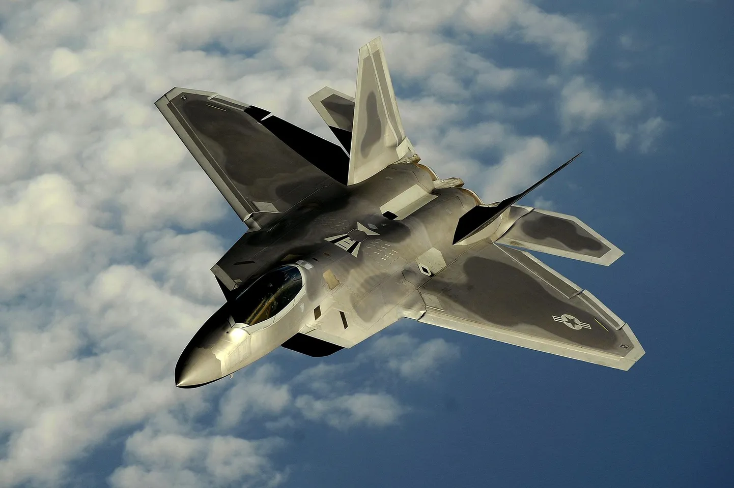 Истребитель пятого поколения F-22А Raptor, созданный по технологии "стэлс", предназначен преимущественно для завоевания превосходства в воздухе. Официально состоит на вооружении ВВС США с 2005 года.