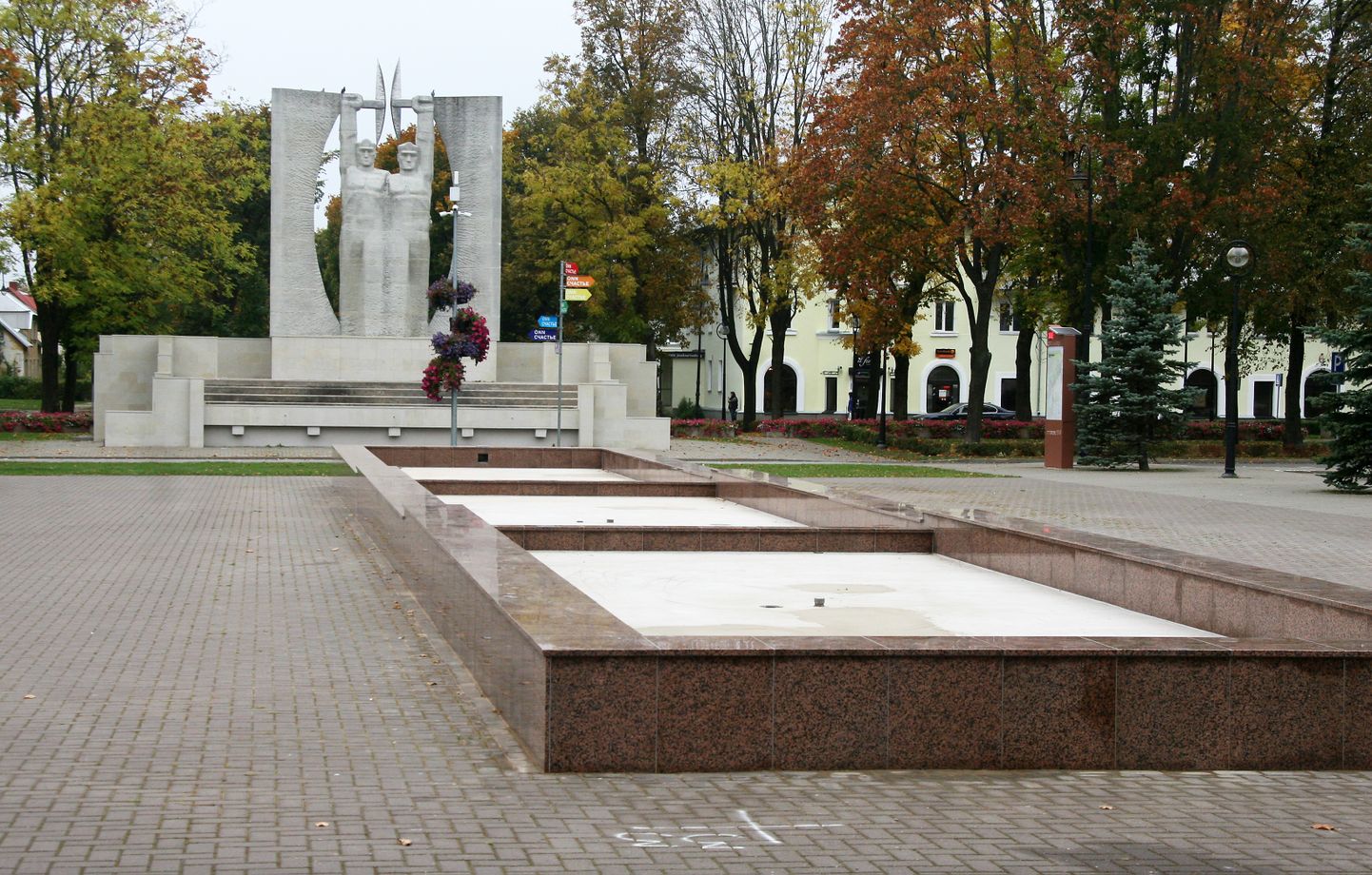 Памятник "Слава труду" и каскадный фонтан за лето заметно похорошели.