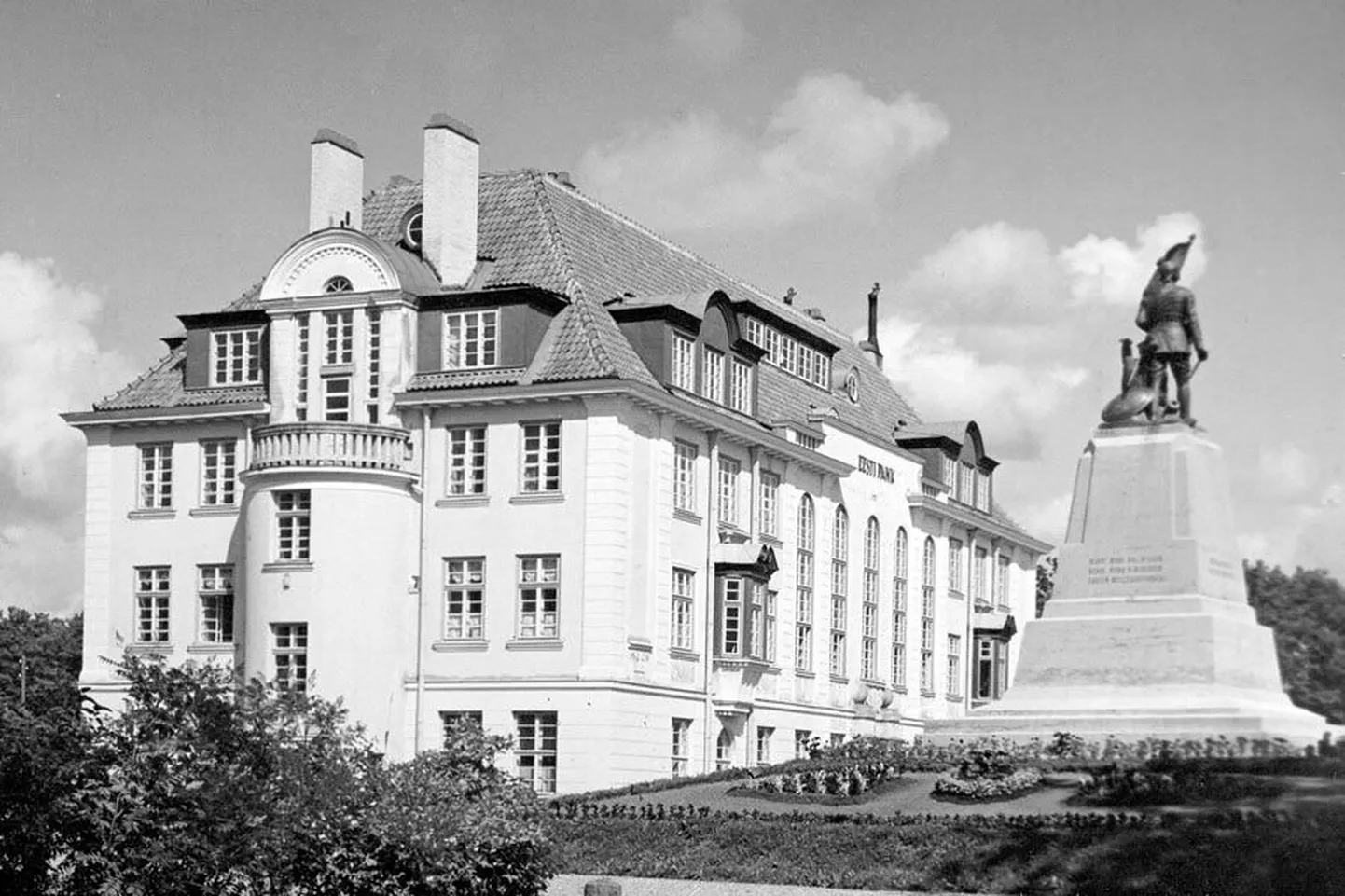 Vabadussõjas hukkunud Sakalamaa meestele pühendatud monumendi tagumine külg 1930. aastatel. Taamal heleda fassaadiga Eesti Panga hoone, kus praegu asub maavalitsus.