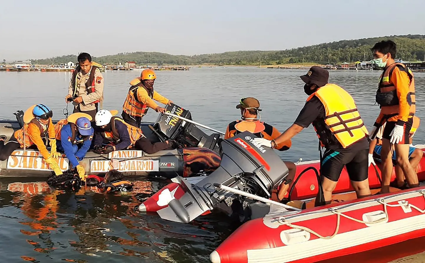 Päästjad otsivad eile Boyolali puhkekeskuse veehoidlas paadiõnnetuse järel kadunuks jäänud inimesi Indoneesias Jaava saare keskosas. 