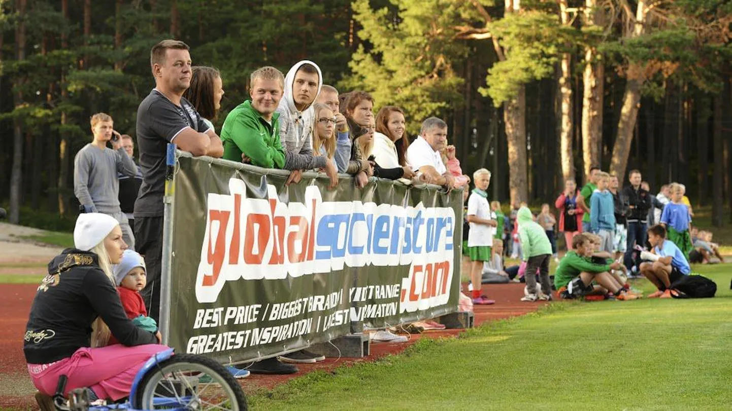 Jalgpalliklubi FC Elva mängudele elab publik praegu kaasa püsti seistes.