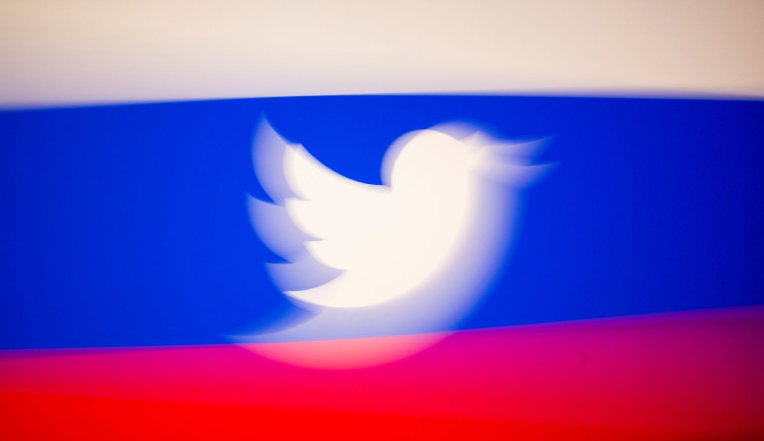 Twitteri logo Vene lipu taustal.