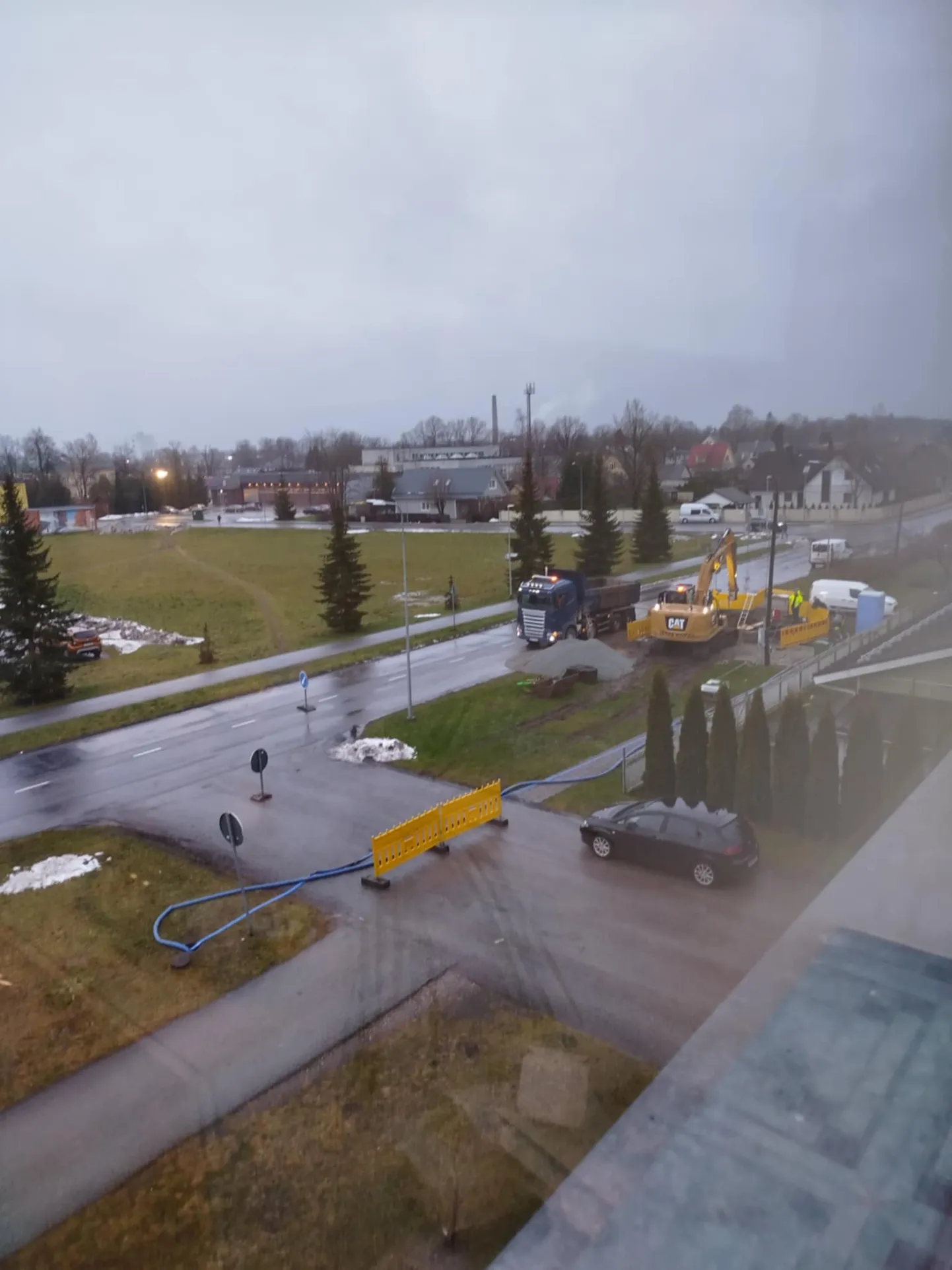 Raamatukogu sisehoovi sissesõidutee on nädalapäevad kinni.