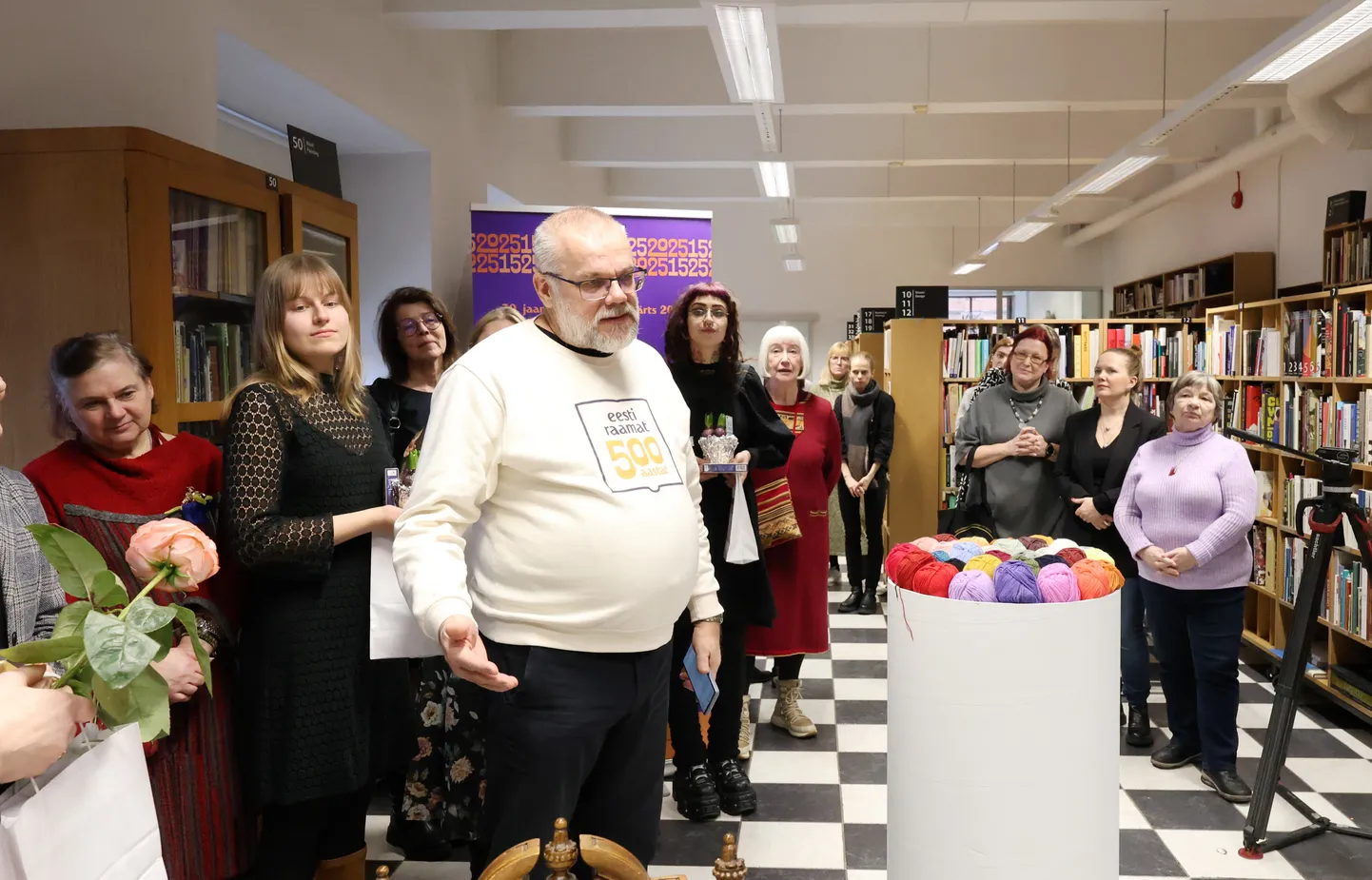 Professor Arne Merilai kuulub oma muu tegevuse kõrval eesti raamatu aasta peakomiteesse. Ta tuletas 11. veebruaril kõrgema kunstikooli Pallas raamatukogus piltvaiba tikkimise alguse puhul kohalviibijaile meelde asjakohast laulumängu, mis algab sõnadega: «Nõtku, nõtku, neulakene, nõtku, neula silmikene!».