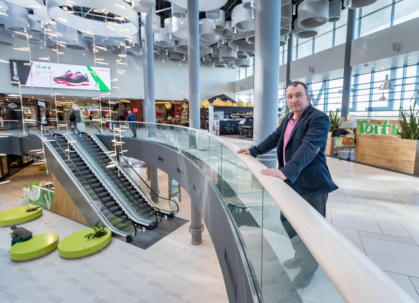 Ülemiste keskuse juht Guido Pärnits ei saa aru, miks Tallinna suured hüpermarketid öö läbi lahti on. See olevat ka põhjus, miks teenindajate palgad on väiksed.