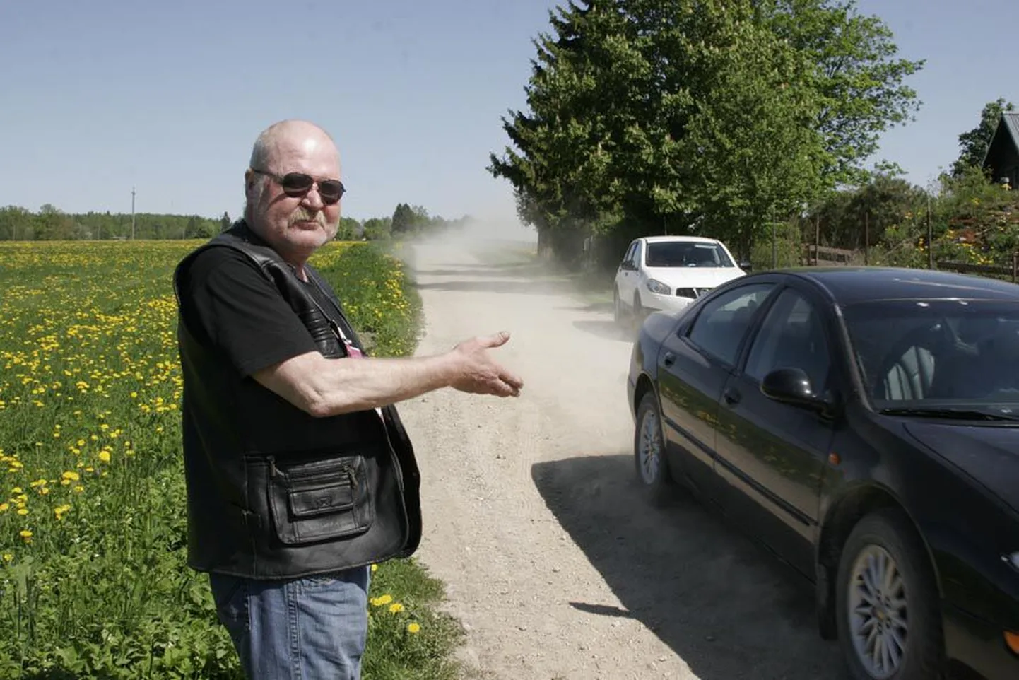 Paide vallas Pikakülas elav Arvo Täheväli on tänulik neile üksikutele autojuhtidele, kes elumajale lähenedes kiirust alandavad ja vähem tolmu üles keerutavad. Selliseid jääb aga Tähevälja hinnangul üha vähemaks.
