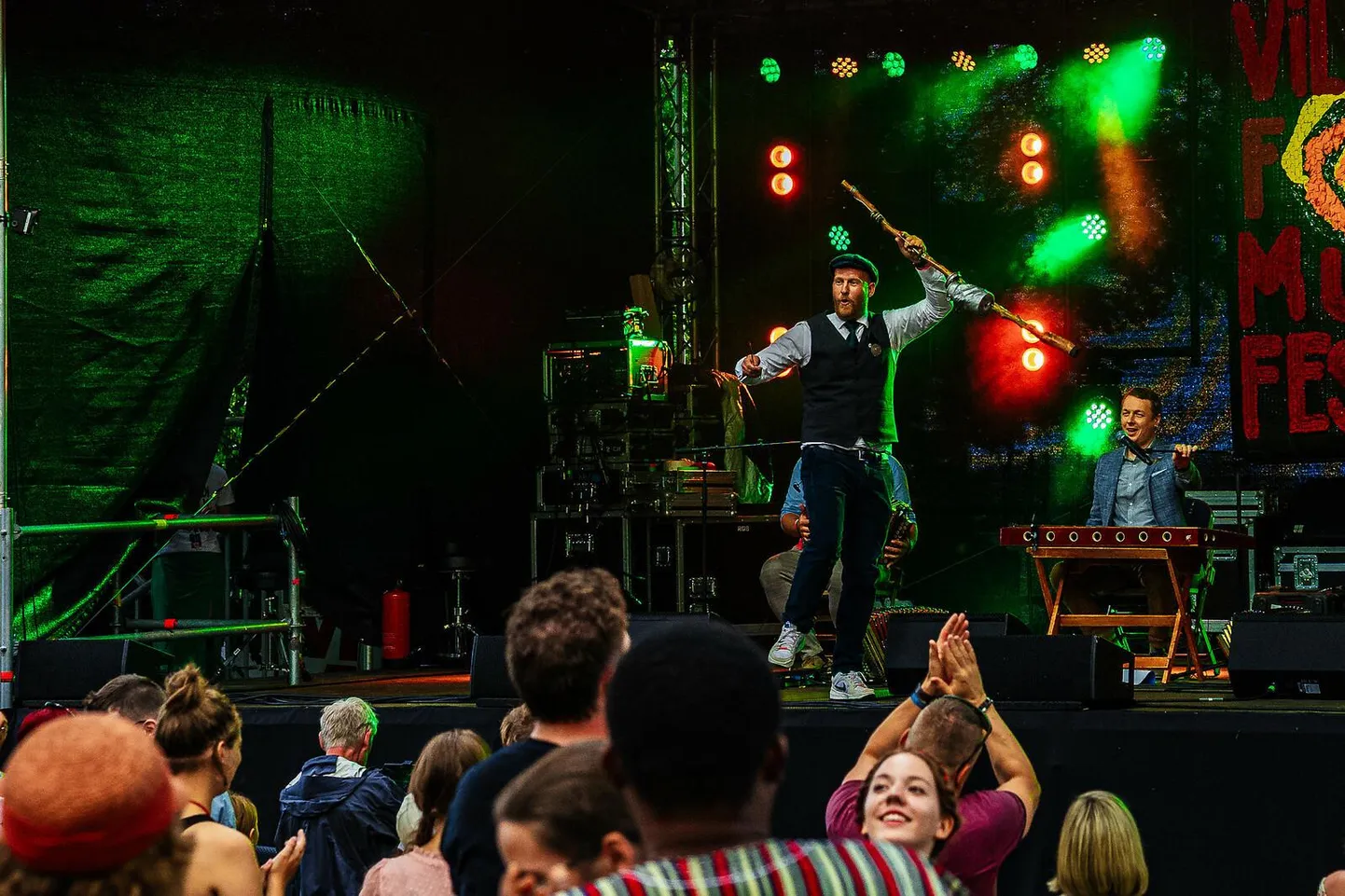 Vabariigi pillimehed Viljandi pärimusmuusika festivalil konkursile kutsumas.