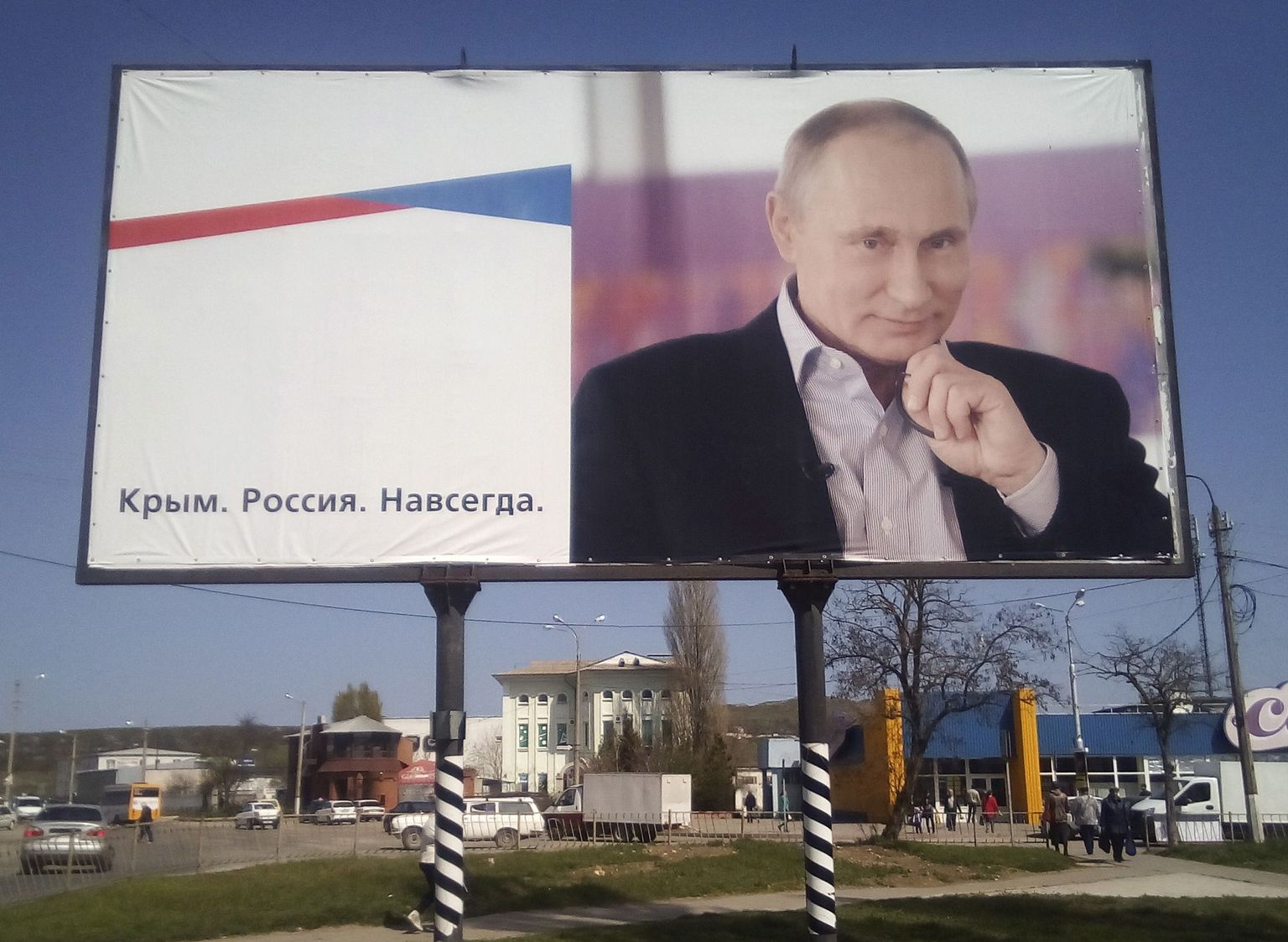 Plakat Vene president Vladimir Putiniga Kertšis, Krimmis. Seal seisab: «Krimm. Venemaa. Igavesti.»