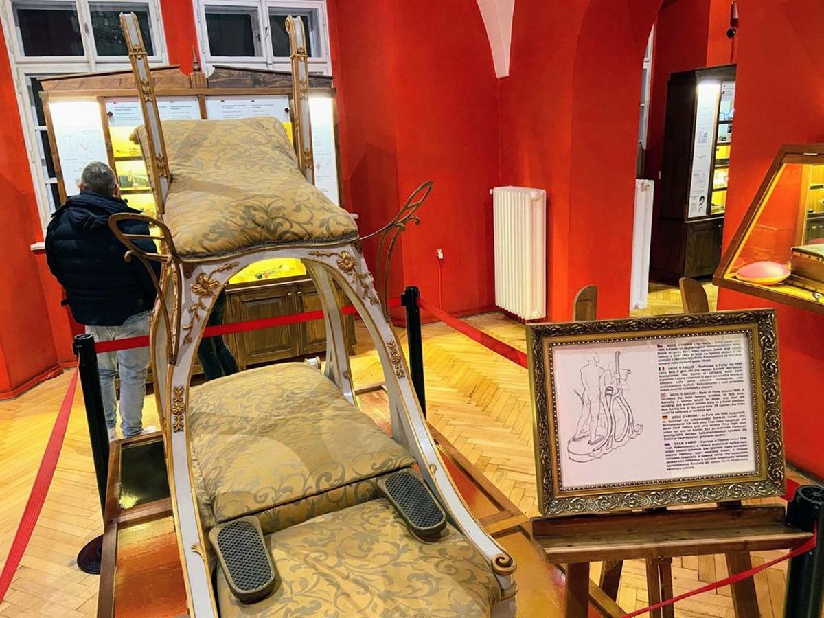 Krēsla kopija seksa muzejā Prāgā