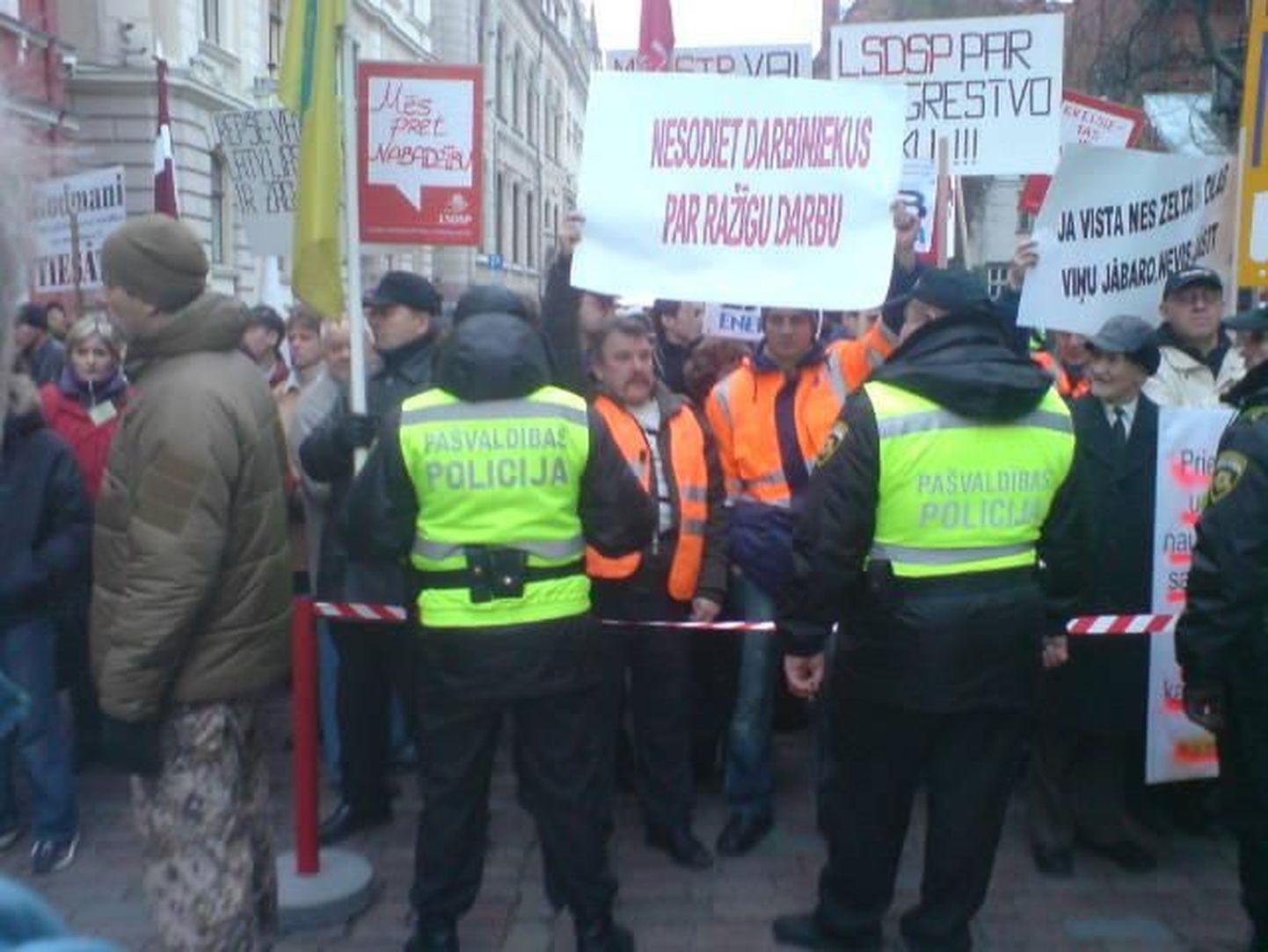 Ametiühingute meeleavaldus Riias seimi ees.