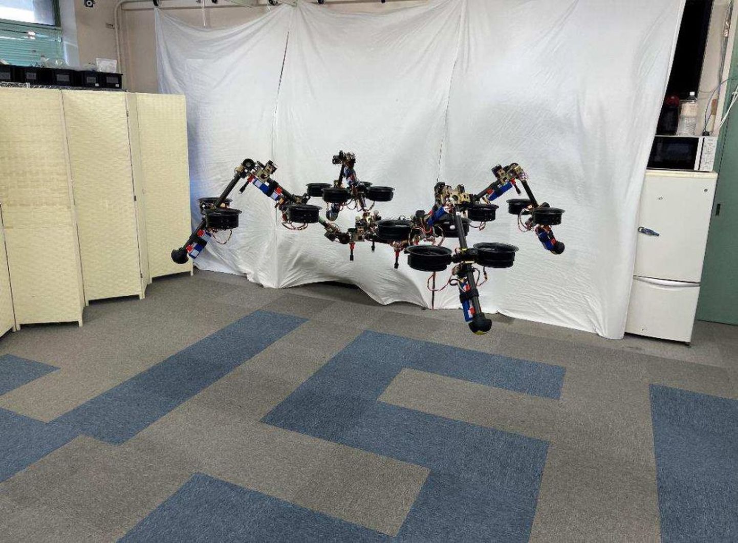 Ämblikulaadne robot-droon peaks suutma nii kõndida kui lennata, aga lennates saab muidugi sama ajaga kordades kaugemale.