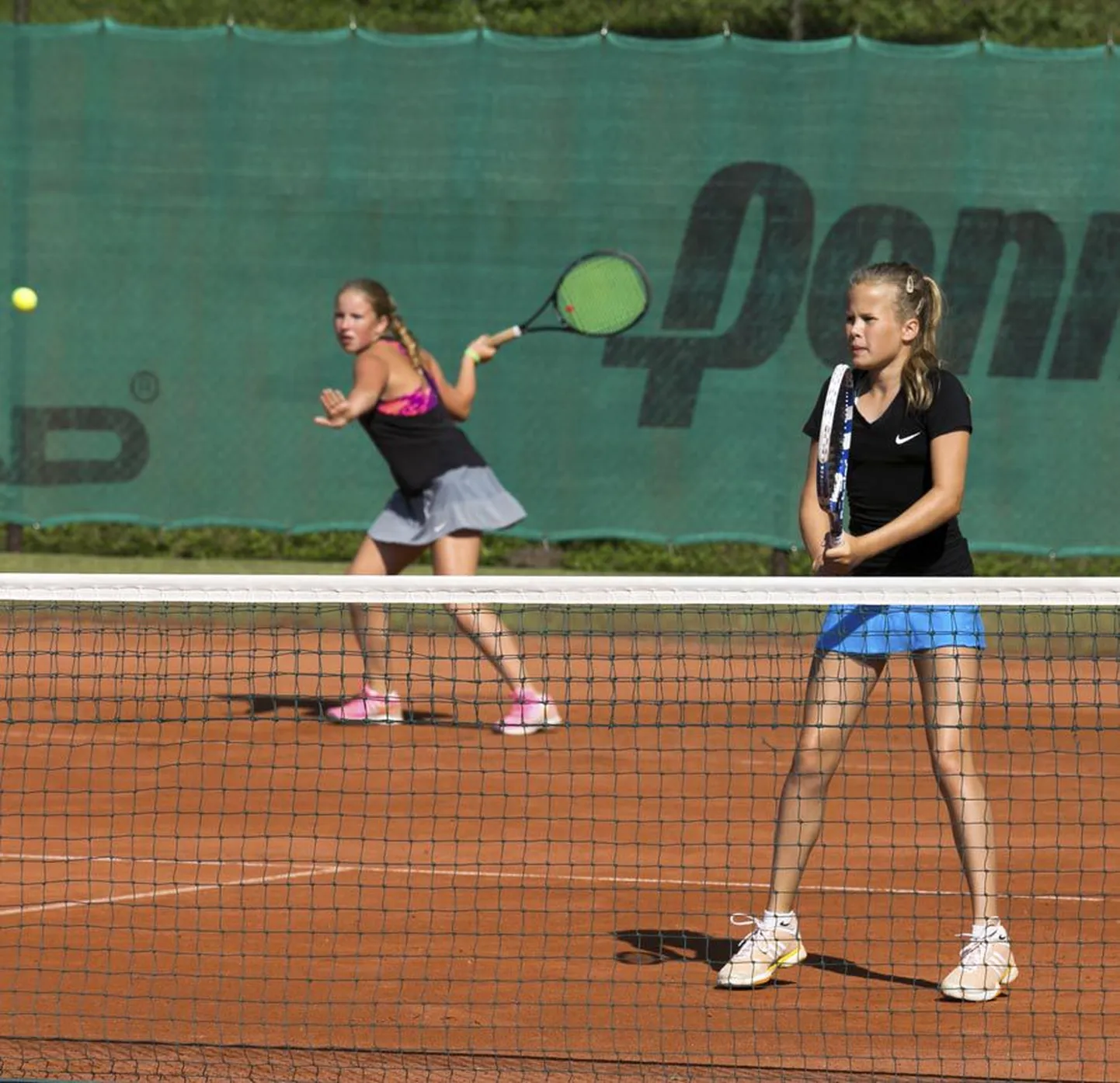 Tütarlaste paarismängus jõudis Sonja Anderson (paremal) koos Pärnumaalt pärit Triinu Ruuliga finaali.
