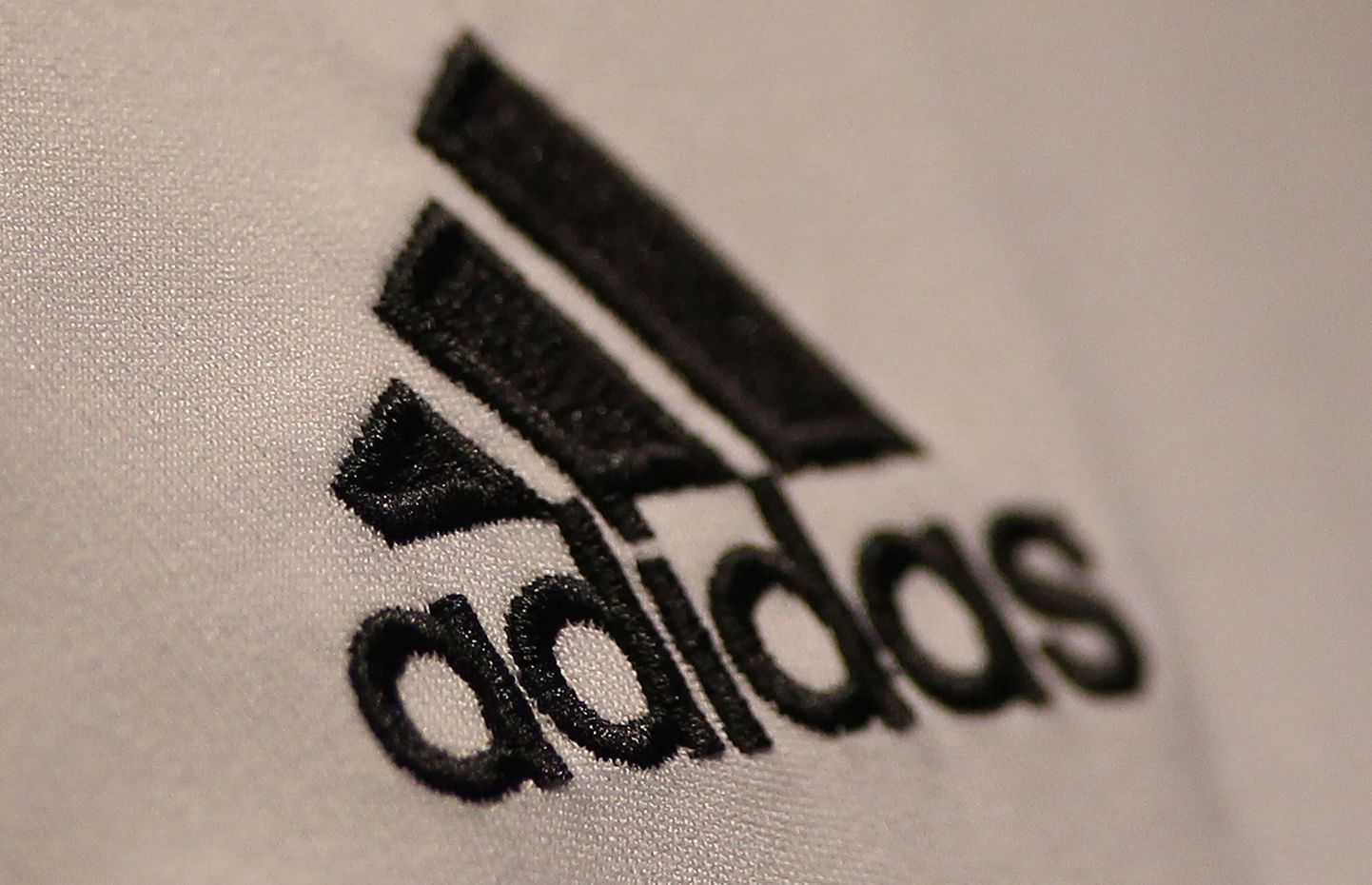 Эмблема Adidas.