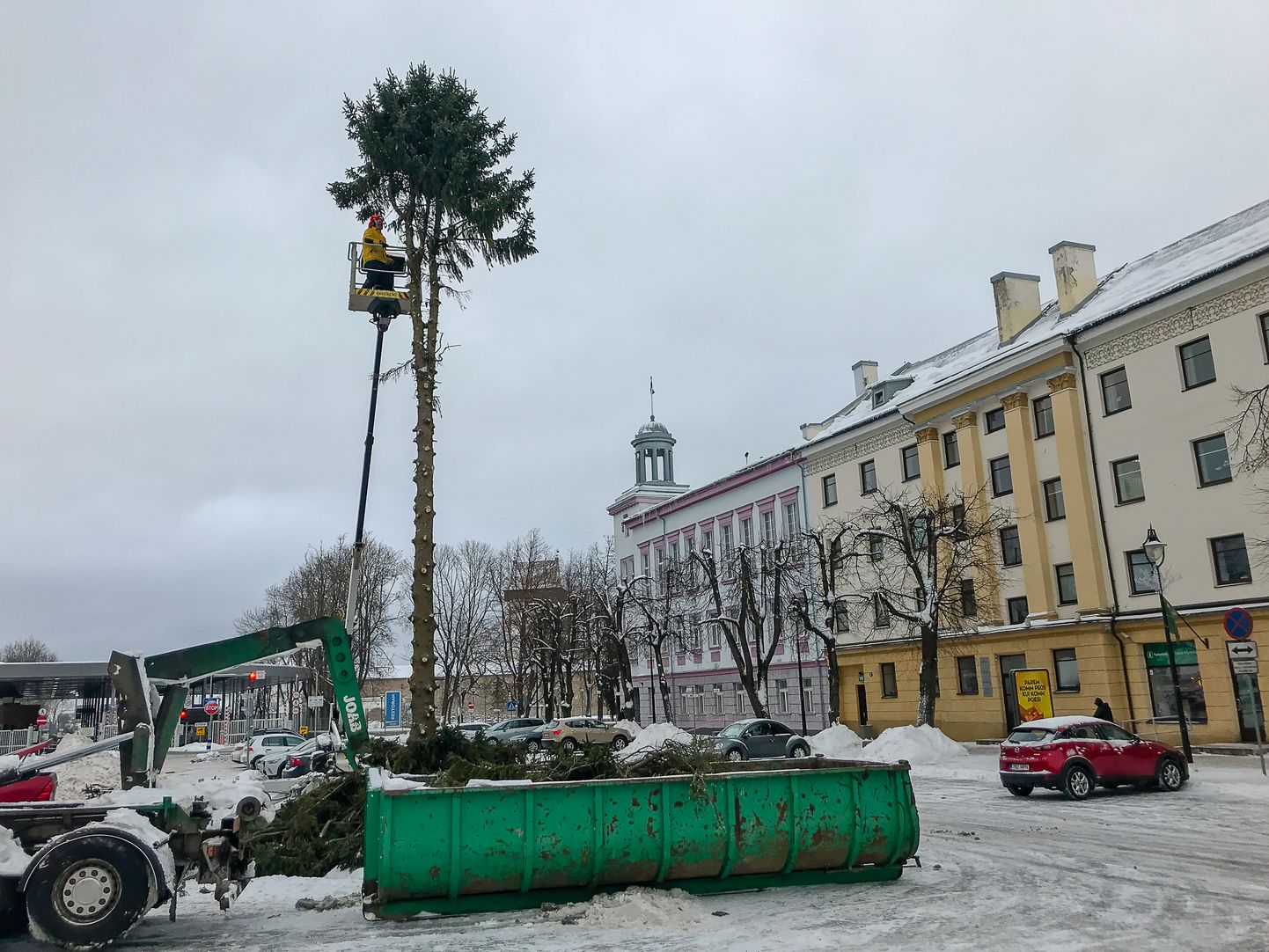 Утилизация городской рождественской ели на Петровской площади Нарвы.