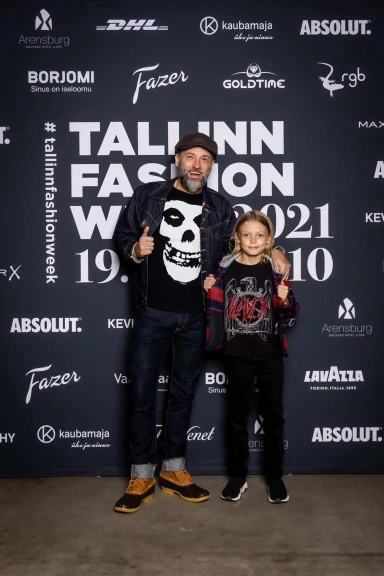 Millised ägedad ja uljad mehed, kes tunnevad end moekeerises nagu kalad vees! Terje Tellingu meespere - kallim Mait Valge ja poeg Kristofer. Mõlemad on teinud panuse imelihtsale, kuid alati toimuvale moeasjale - efektse prindiga t-särgile. Stiilipunktid ka Maidu jalatsivalikule.