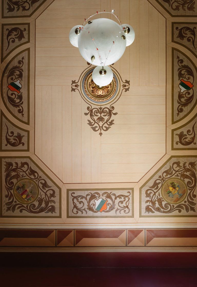 Teise korruse korteri söögitoa lagi imiteerib tervikuna puitlage ning on teostatud historitsismiperioodil armastatud ja levinud väärispuitu imiteerivas tehnikas – aaderdades. 