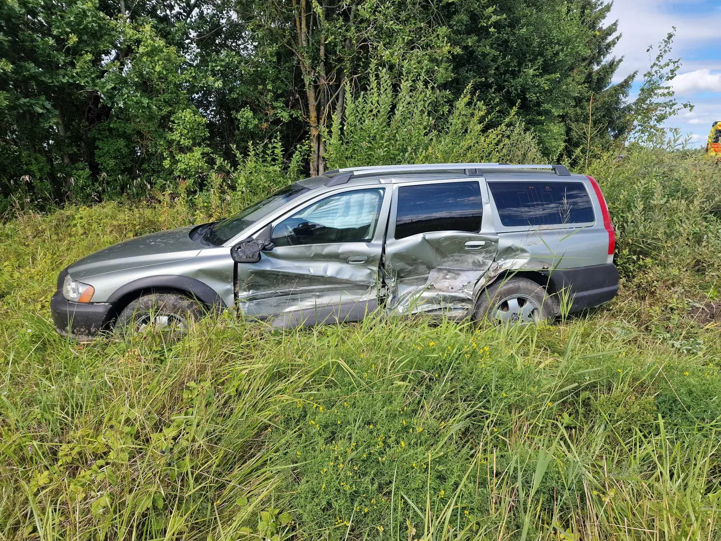 Peateel sõitnud auto sattus õnnetusse.