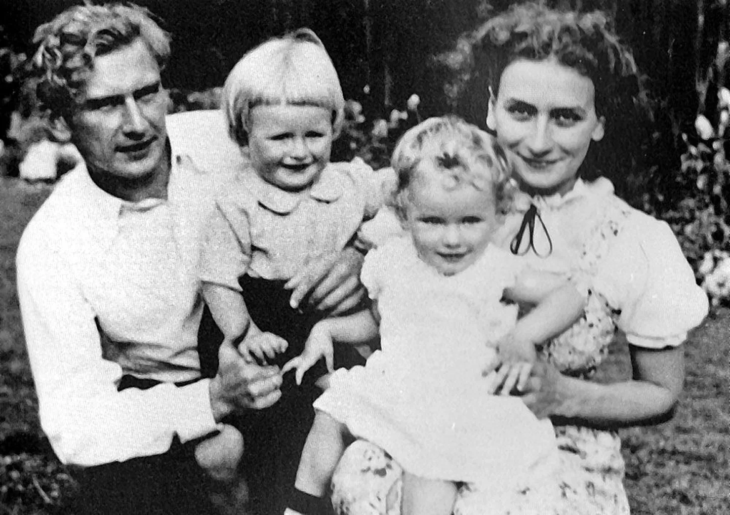 Arved Viirlaid perega 1952. aastal.