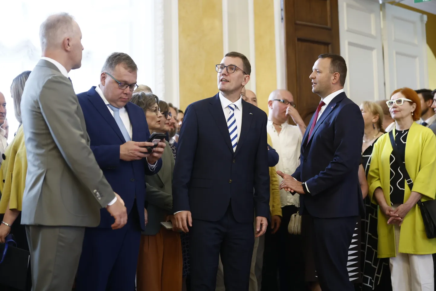 Peaminister Kristen Michal riigikogult oma valitsusele volitusi küsimas.