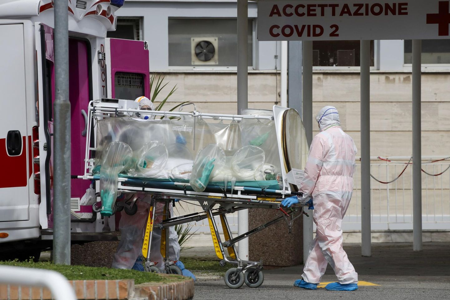 Koroonaviirusega patsiendi haiglasse toimetamine Roomas. Itaalias oli viirus eilseks nõudnud üle 2500 inimelu.