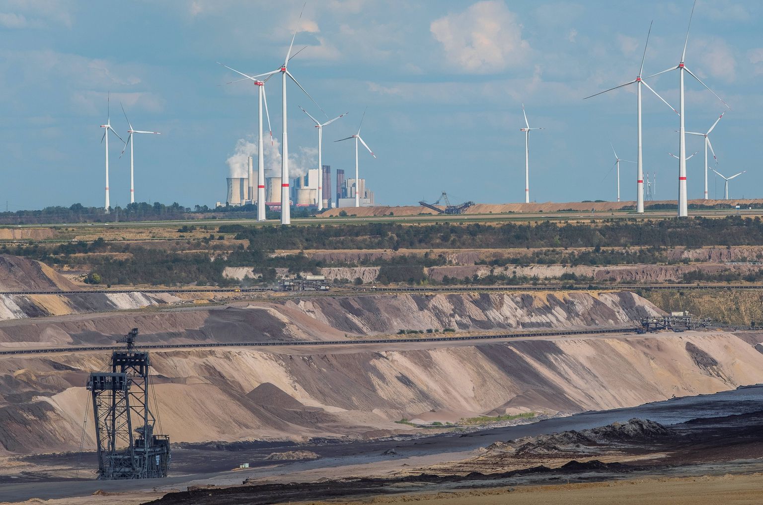 Ветряные мельницы сносят из-за расширения угольной шахты.