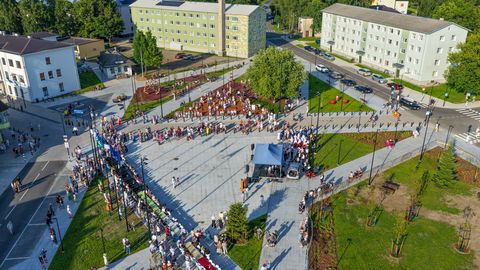 Hiljuti avatud Tapa keskväljakul läks laste karusell juba katki