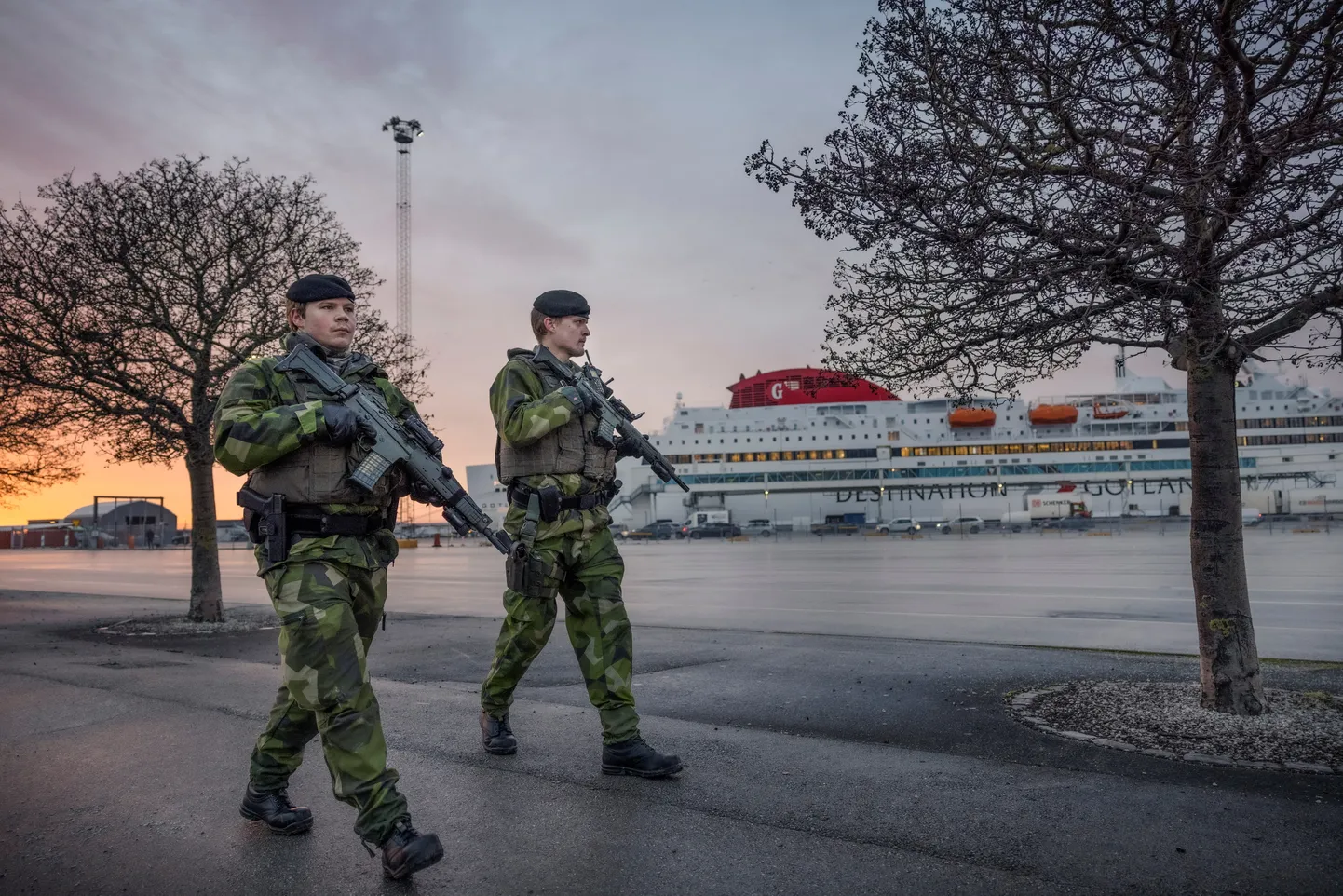 Rootsi sõjaväelased patrullivad Gotlandi saarel asuvas Visby linnas.