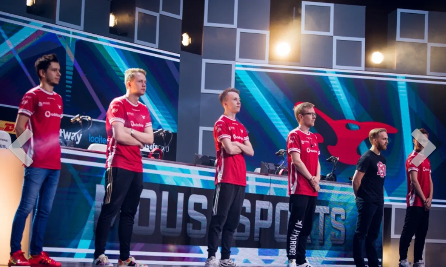Mousesportsi meeskond, vasakult kolmas Robin "ropz" Kool.