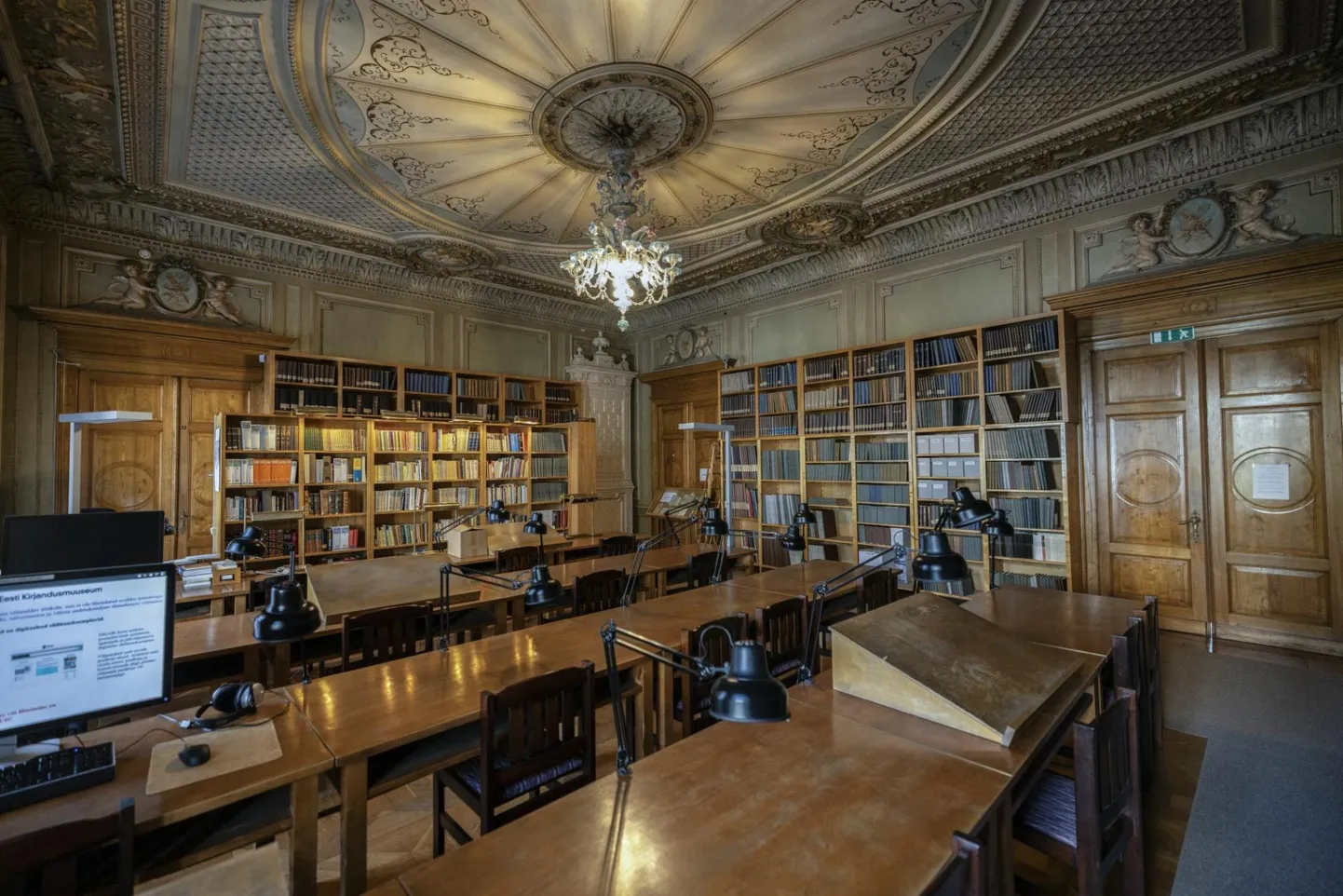 Arhiivraamatukogu lugemissaalis on säilinud omaaegse aadlielamu uhke dekoor. 