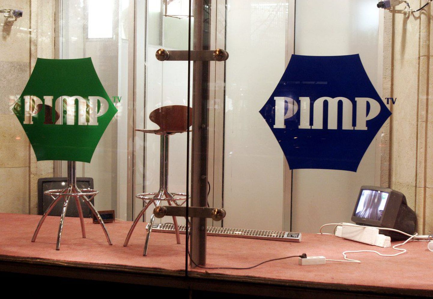 Tegevuse lõpetanud PIMP TV omanikud käivitasid uue telekanali Eeter TV, mis on samuti raskustesse sattunud.
