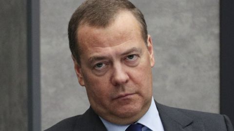 Медведев угрожает убийством всем, кто помогает Киеву