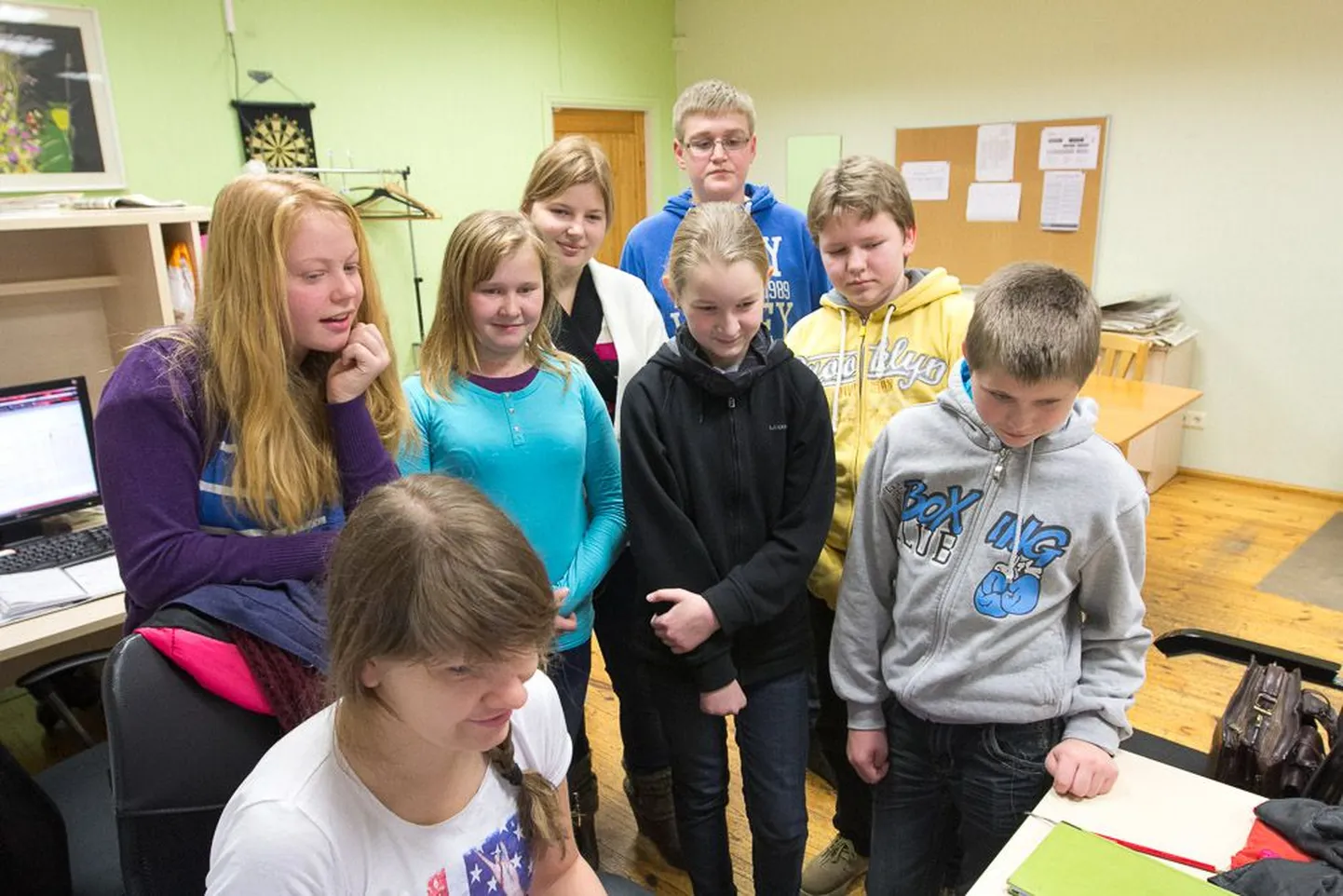 Lüllemäe põhikooli kuuendikud ja Valga põhikooli seitsmenda klassi noormehed väisasid Valgamaalase toimetust.