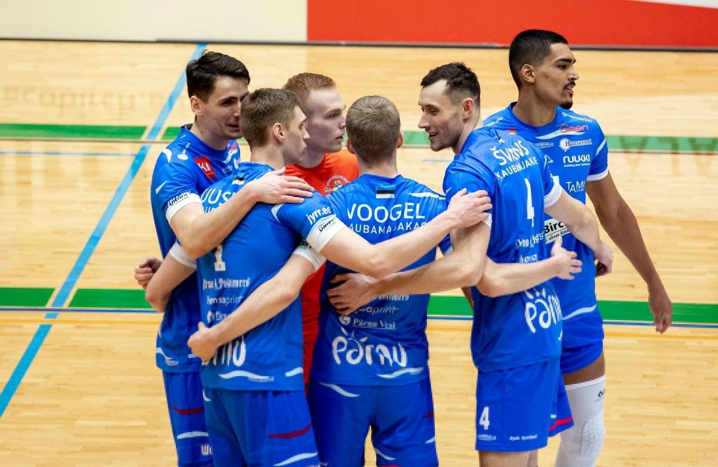 Pärnu võrkpalliklubi meeskond sai Eesti meistrivõistluste poolfinaalseerias kirja esimese võidu.