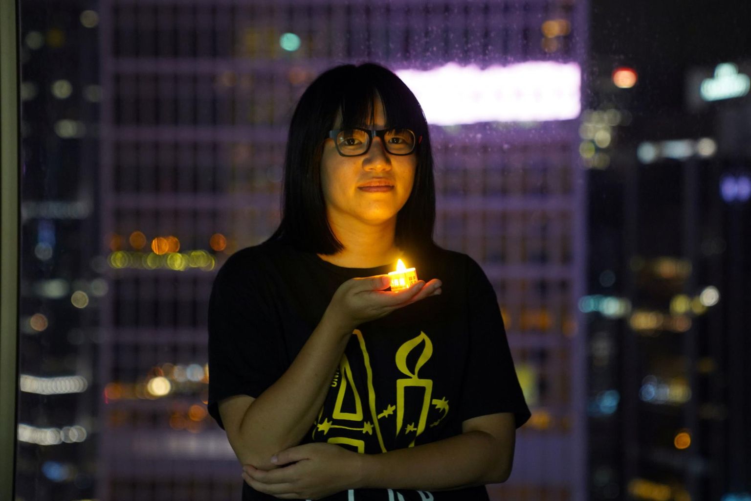 Demokraatiameelne Hong Kongi aktivist Chow Hang Tung küünlaga, mille ta soovis viia Pekingi Tiananmeni väljaku meeleavalduse ohvrite mälestuseks Hong Kongi Victoria parki  3 juunil 2021. Ta arreteeriti.