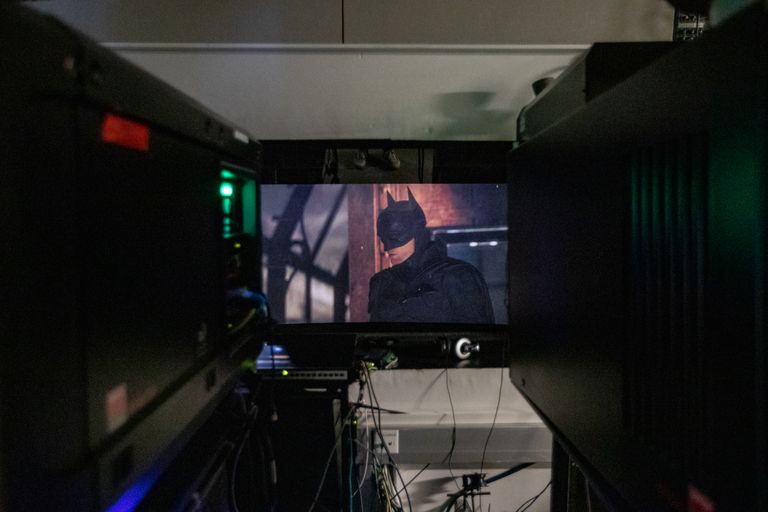 Kiikasime projektori kõrvalt, kuidas kinokülastajad uut Batmani filmi vaatavad.