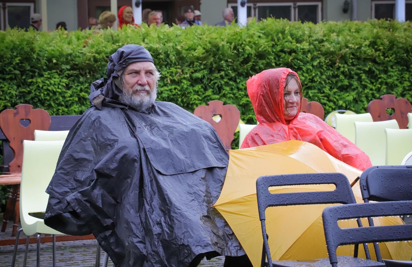 Mart ­Tõnismäe hoidis kõigil kolmel suvekuul linna festivalidel silma peal ja jälgis koos kunstnikust abikaasa ­Tiinaga vihmakeebis tänavu­suvist Pärnu Harmonica festivaligi vapralt ­lõpuni.