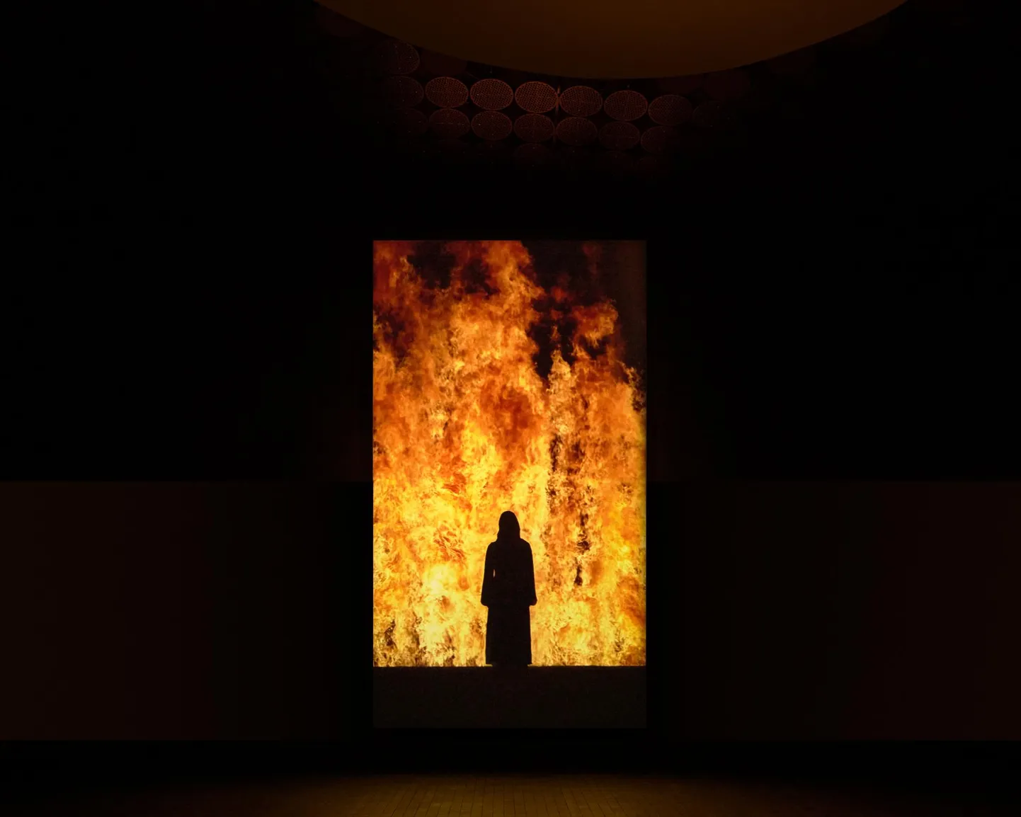 Bill Viola video- ja heliinstallatsioon «Fire Woman» (2005).