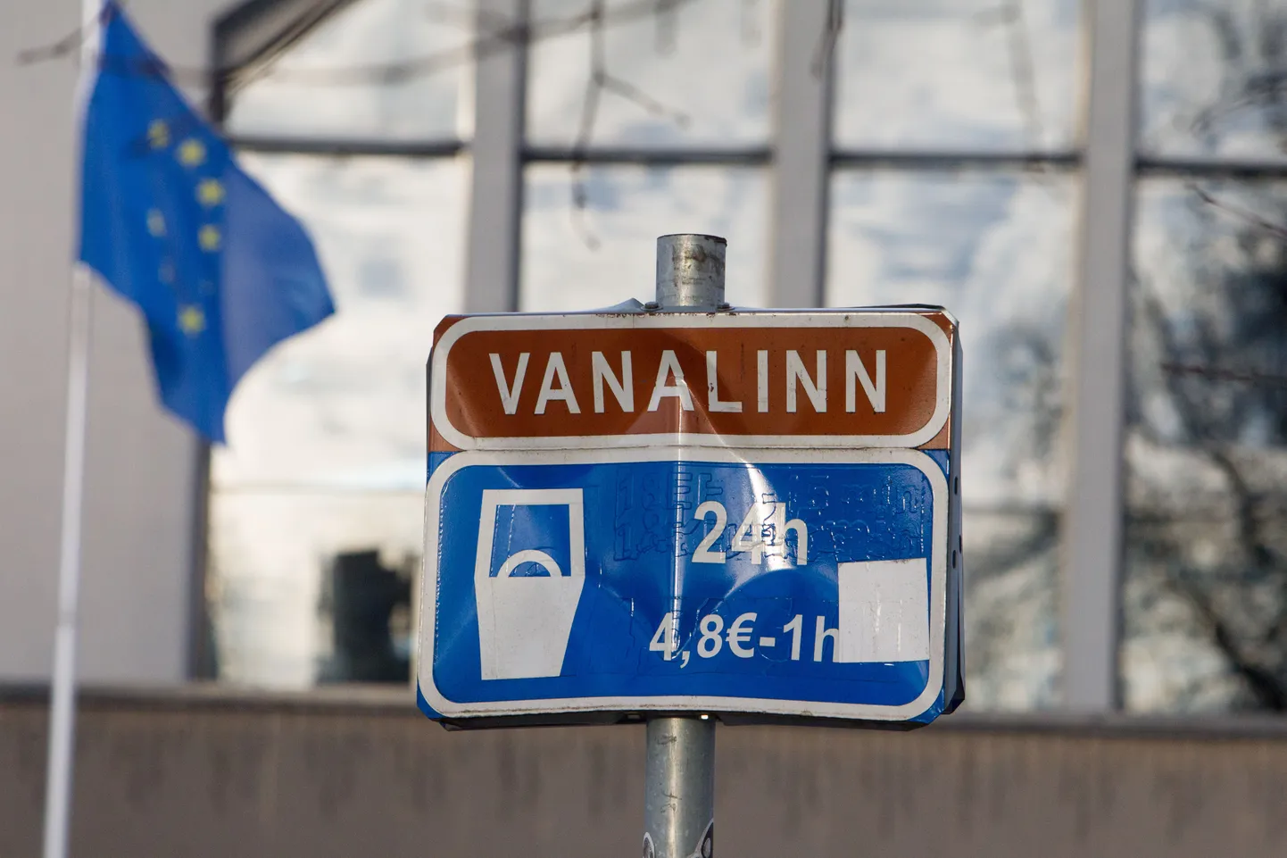Знак парковки в Таллинне.