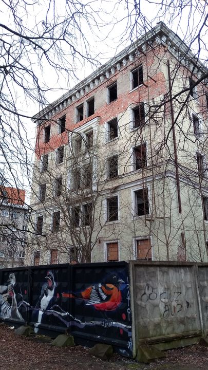 Заброшенное здание бывшего кренгольмского общежития на ул. Космонауди в Нарве.