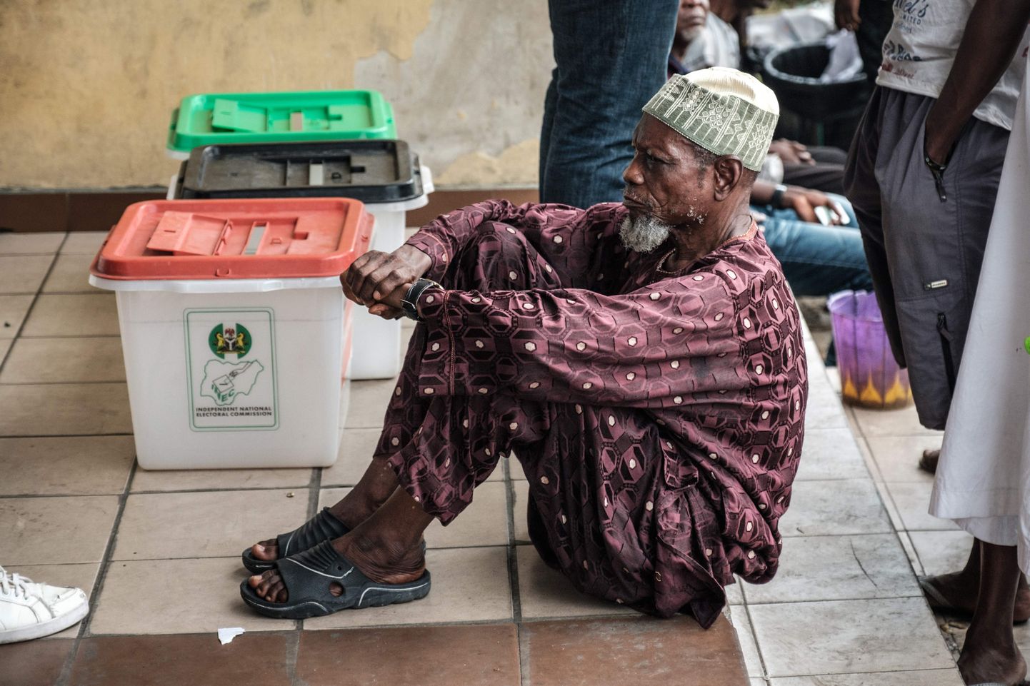 Mees ootamas hääletuskastide kõrval Port Harcourtis Lõuna-Nigeerias.